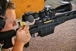 VISIER 9/2019 all4shooters.com-Redakteur auf dem Schießstand mit Steiner M7Xi IFS und SAKO TRG M10.