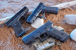 VISIER 9/2020 Dreimal GLOCK: Das Behördenmodell P9M (unten) die G17 Gen5 (oben) sowie die kompakte G19 Gen5 (links), alle drei im Kaliber 9 mm Luger.