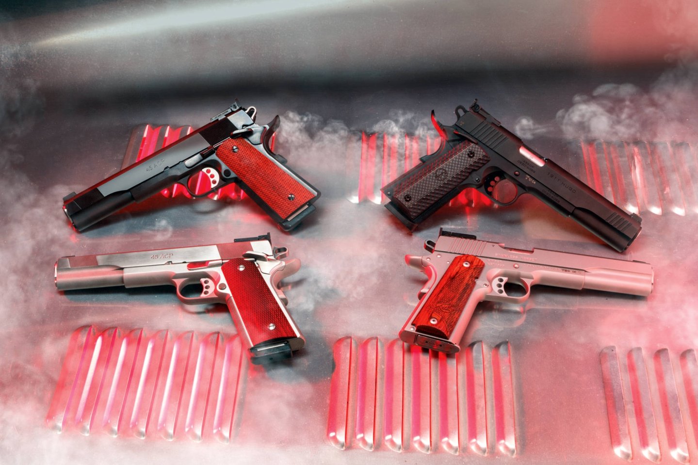 VISIER 1/2021 Revolver in rechter Seitenansicht an orange Feder gestützt.