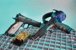 VISIER 2/2021 CZ TS 2 Silver (links) und CZ 75 SP-01 6.1 SA von AKAH