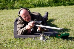 VISIER 2/2021 Wolfgang Hentschel mit einem seiner Custom-Repetierer auf dem Schießstand.