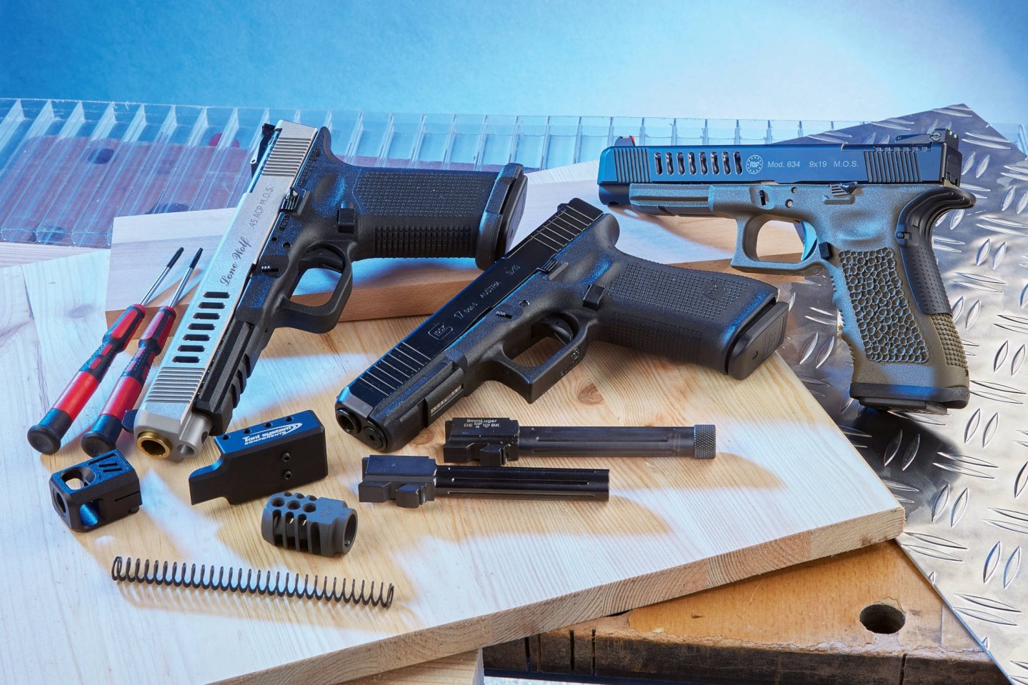 VISIER 3/2021 Revolver in rechter Seitenansicht an orange Feder gestützt.
