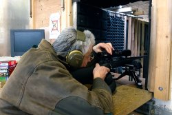 VISIER 5/2021 Autor Robert Riegel mit der CZ 557 Eclipse auf dem Schießstand