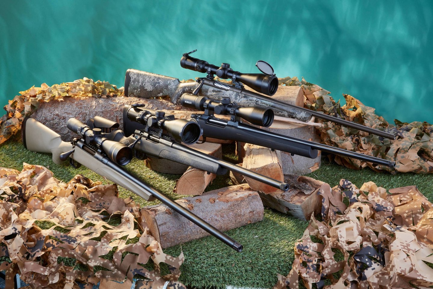 Revolver in rechter Seitenansicht an orange Feder gestützt.