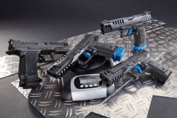 VISIER 6/2020 Verschieden Walther Q5-Varianten auf und um eine Küchenwaage drapiert
