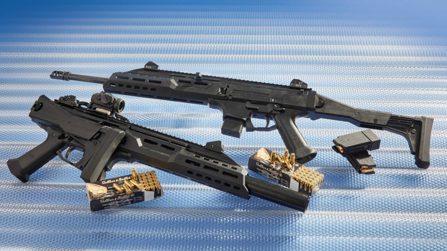 VISIER 6/2021 Revolver in rechter Seitenansicht an orange Feder gestützt.