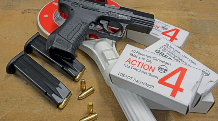 Die aktuelle Polizeimunition von NRW in 9x19mm mit der Dienstwaffe Walther P99 DAO und zwei Magazinen auf einer Kelle.