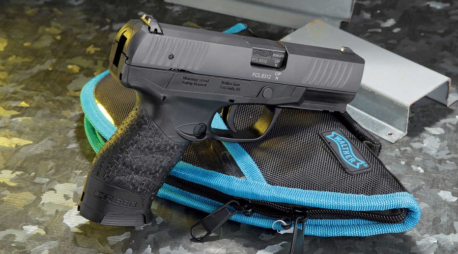 VISIER 5/2017 Walther Creed in rechter Seitenansicht auf einer Walther Pistolentasche neben Stahlprofilen.