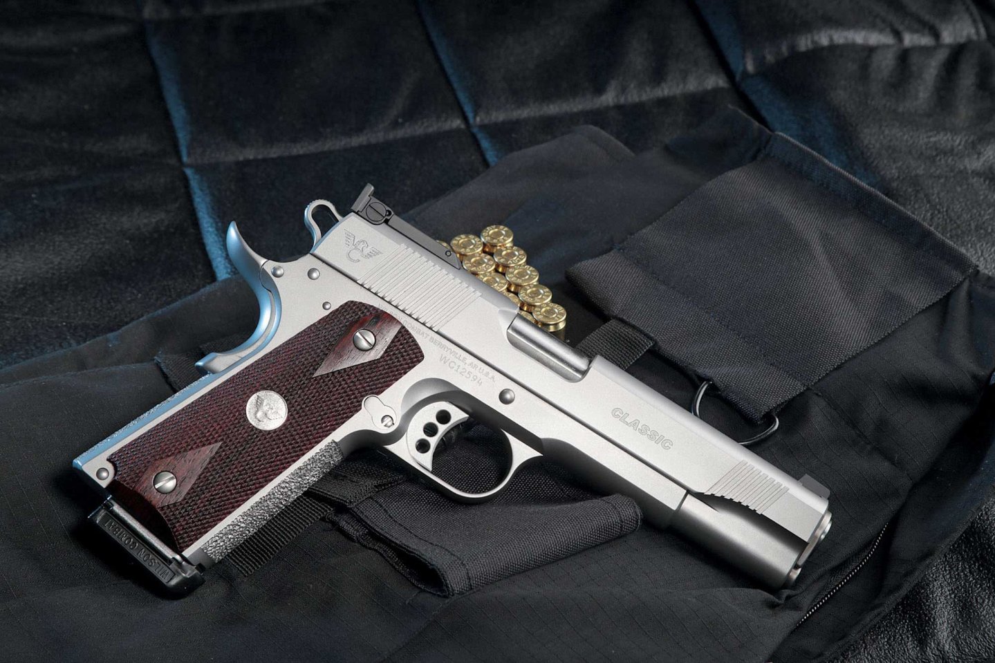 VISIER 5/2017 Wilson Combat Classic Stainless in rechter Seitenansicht auf Patronen-Tray und schwarzer Schießmatte.