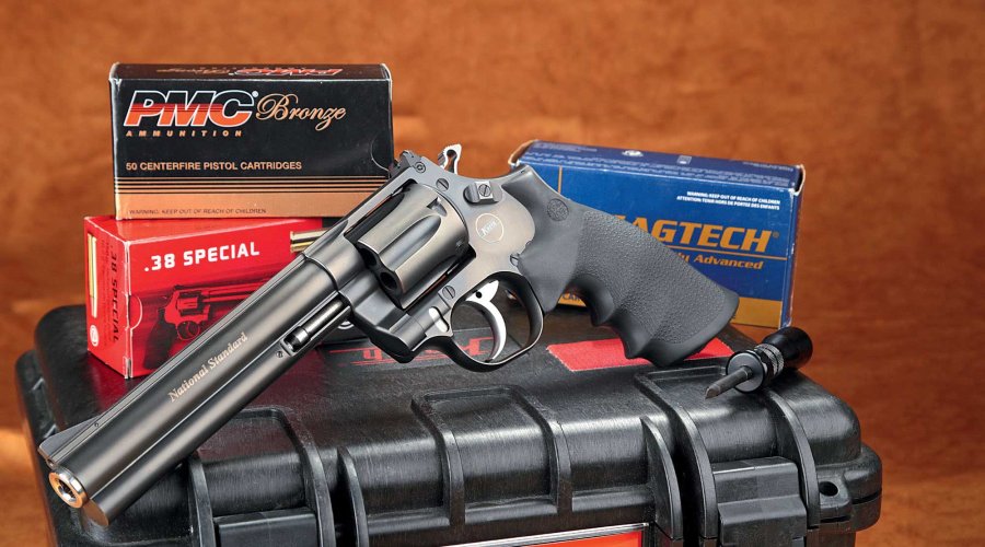 Korth National Standard auf schwarzem Waffenkoffer mit Munitionsverpackungen in .38 Special und .357 Magnum.