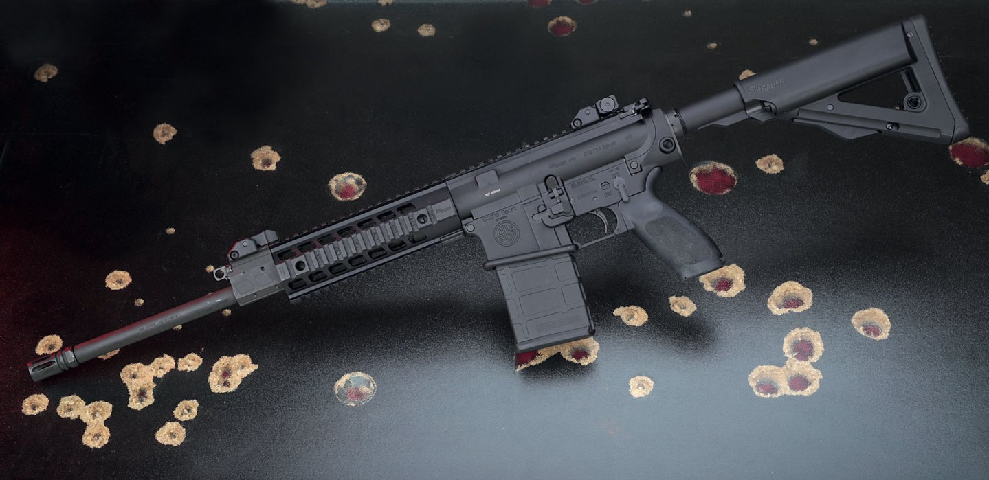Das SIG 716 Patrol auf schwarzem Holzbrett mit Einschusslöchern.