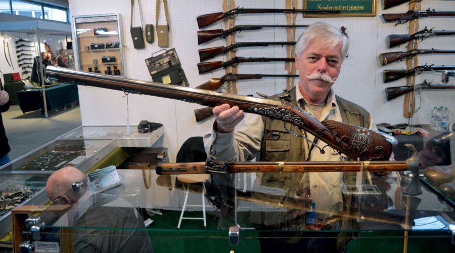 Werner Biederstädt präsentiert an seinem Messestand eine Steinschloss-Jägerbüchse.