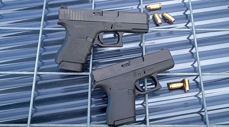 VISIER 1/2017 Glock 36 (oben) und Glock 43 (unten) auf Drehtzaun und blauem gewelltem Plexiglas.