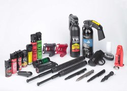 Finden Sie tolle Geschenkideen im VS Medien-Shop Verschiedene Pfeffersprays, Abwehrstöcke und Tactical Pens.