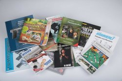 Finden Sie tolle Geschenkideen im VS Medien-Shop Ein Stapel verschiedenster Bücher.