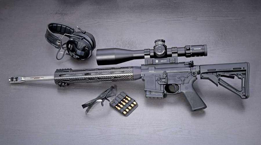 VISIER 2/2017 SIG M 400 SDPC mit Munition, Brille und Hörschutz auf schwarzer Holzplatte.