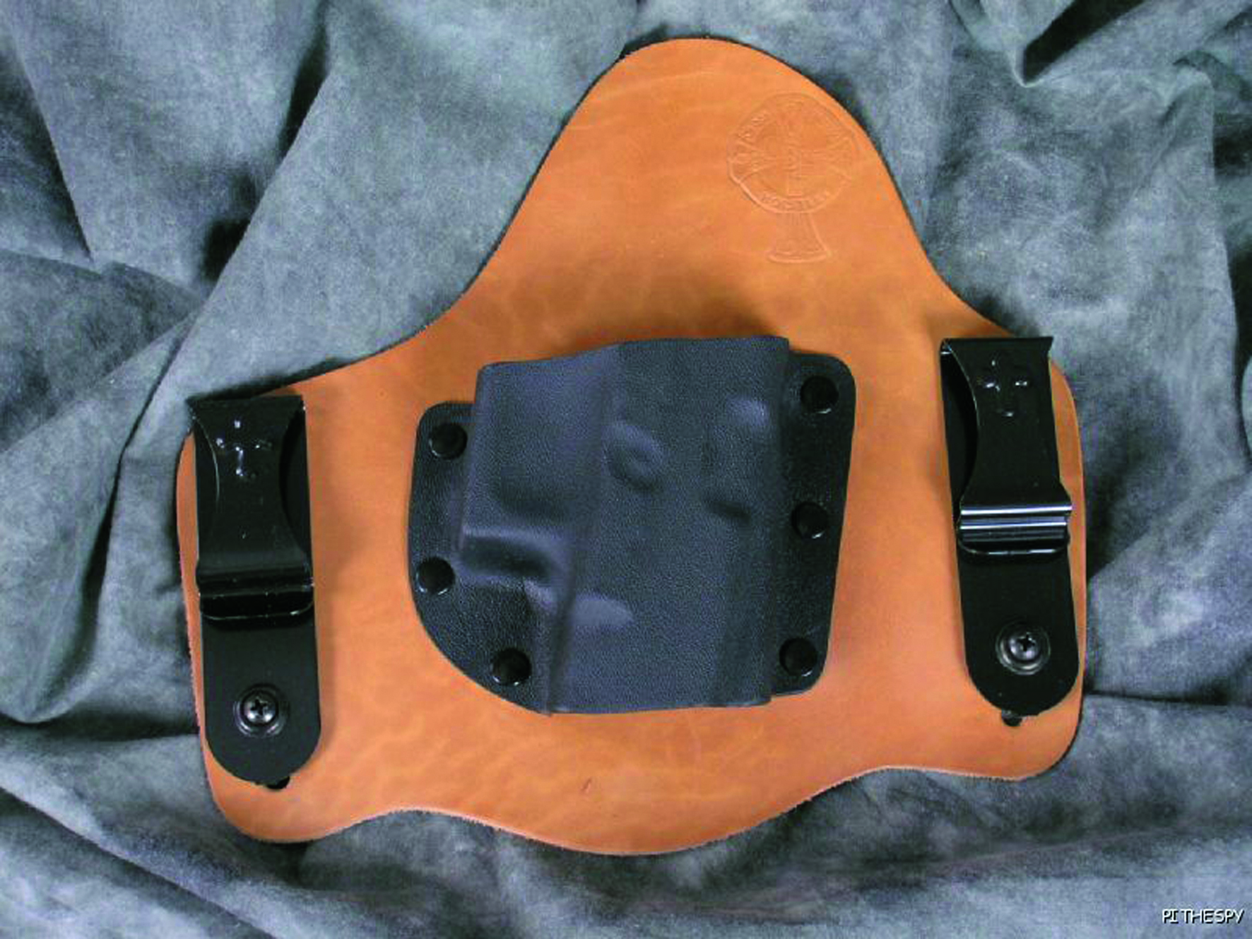 holster: Crossbreed: Holster im ungewöhnlichen Materialmix holster: Crossbreed: Holster im ungewöhnlichen Materialmix