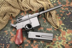 GSG M712 in rechter Seitenansicht mit entnommenem Magazin.