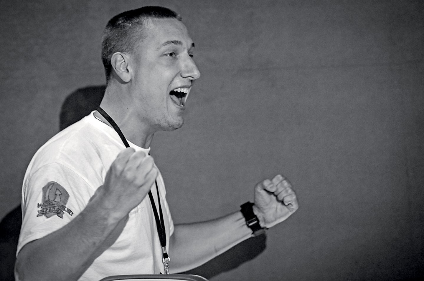 Schießsport 2.0: E-Sport-Profi und Airsofter Alexander Nogin in Siegerpose Schießsport 2.0: E-Sport-Profi und Airsofter Alexander Nogin in Siegerpose