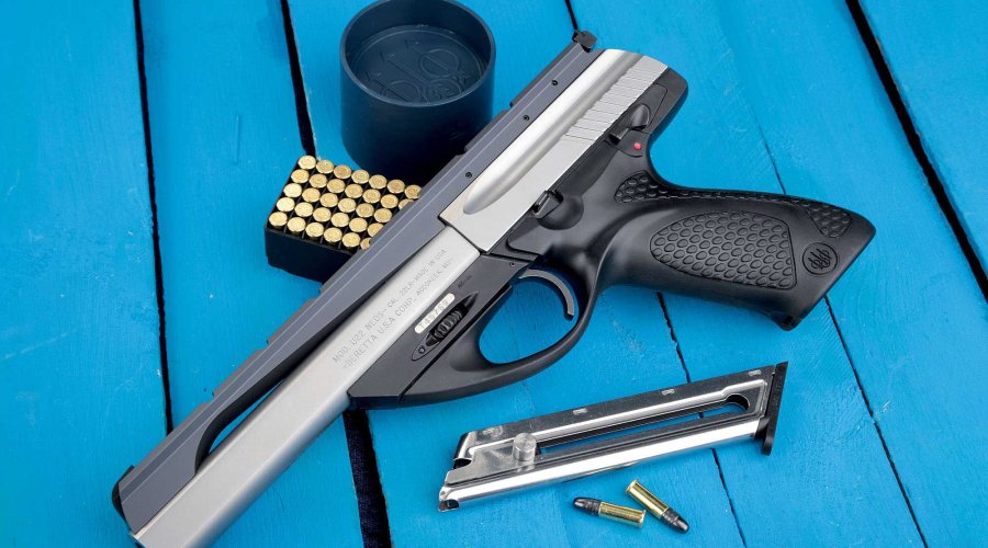 VISIER 8/2016 Beretta U22 Neos auf blauen Brettern mit Magazin und Kleinkalibermunition.