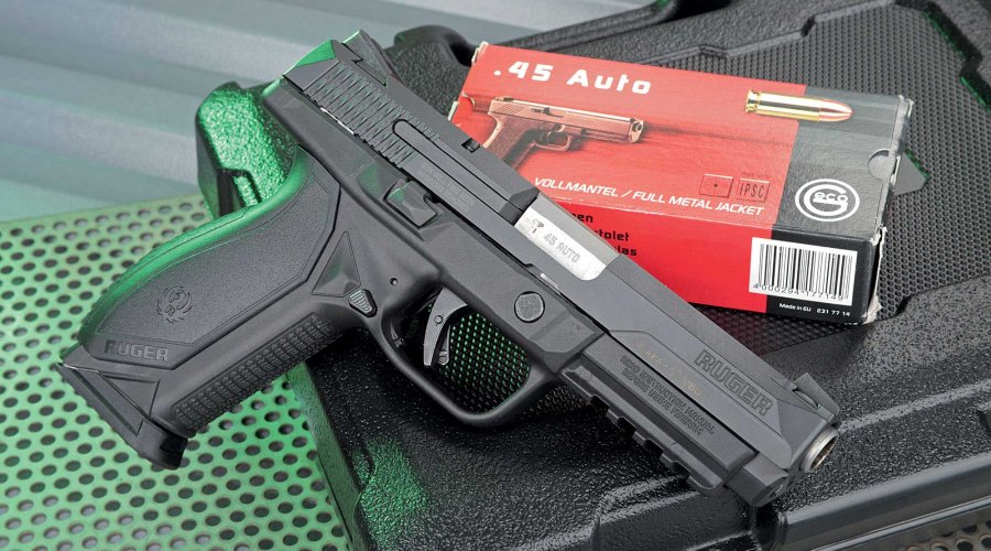 VISIER 8/2016 Die Ruger American Pistol in .45 ACP auf einem Kurzwaffenkoffer mit einer Packung GECO-Munition in .45 Auto.