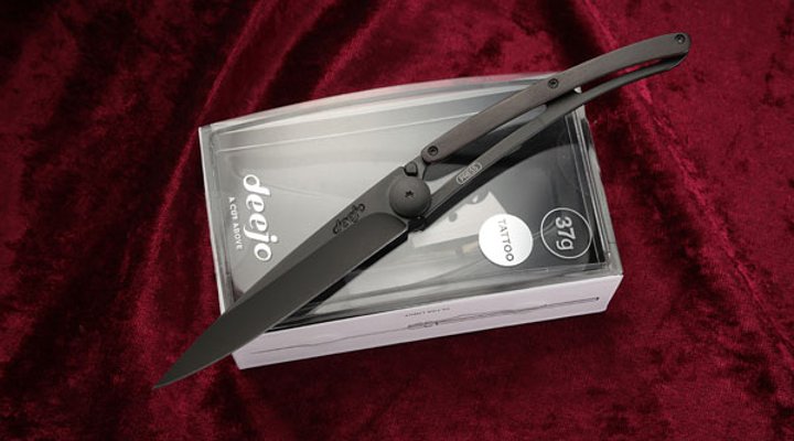 Deejo Black mit Grenadillholz, geöffnet auf Box auf rotem Samt