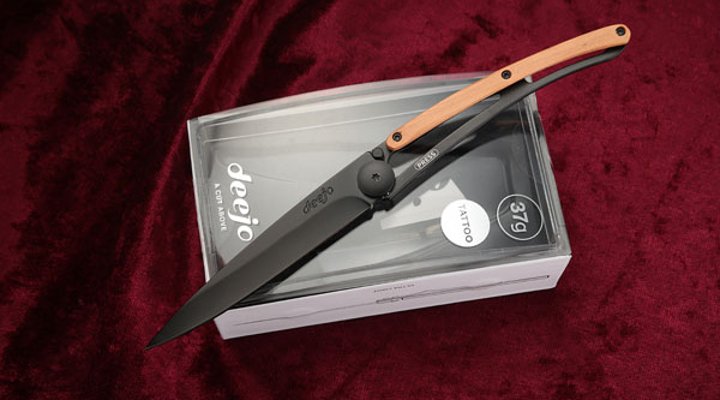 Deejo Black mit Wacholderholz, geöffnet auf Box auf rotem Samt