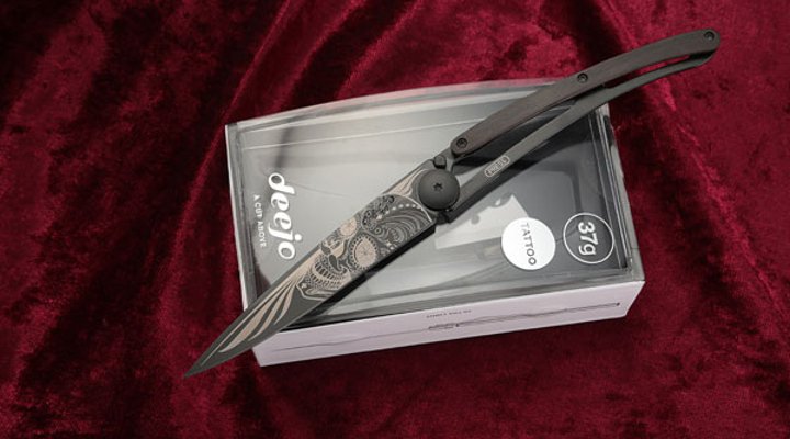 Deejo Black Tattoo Latino Skull mit Grenadillholz, geöffnet auf Box auf rotem Samt