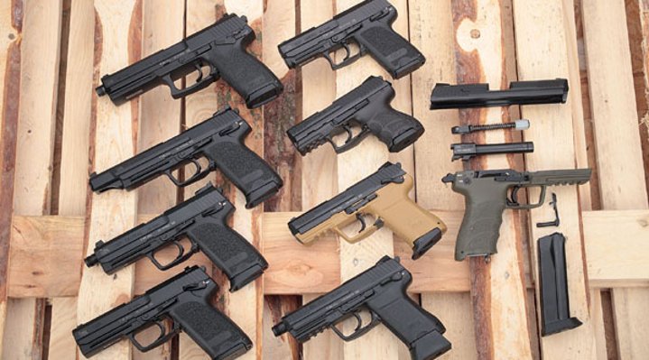 Jeweils zwei Reihen mit vier Heckler & Koch-Polymer-Pistolen übereinander in linker Seitenansicht und rechts daneben eine zerlegte HK 45 in rechter Seitenansicht.