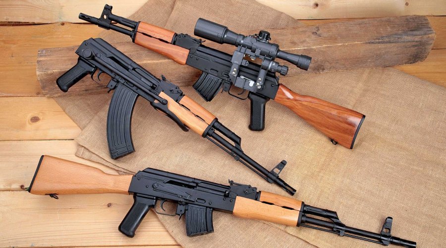 VISIER 7/2017 Cugir WS1-63SB mit kurzem Lauf (oben), WS1-64 mit Metallklappschaft und WS1-63 (unten) auf Holzbrettern.