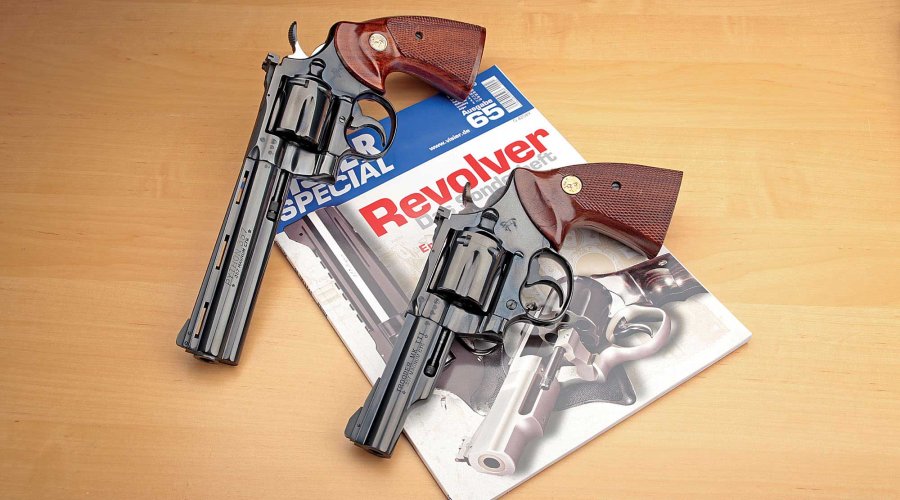 VISIER 4/2017 Colt Python und Colt Trooper MK3 auf einem VISIER Special 65 auf einem Schreibtisch.