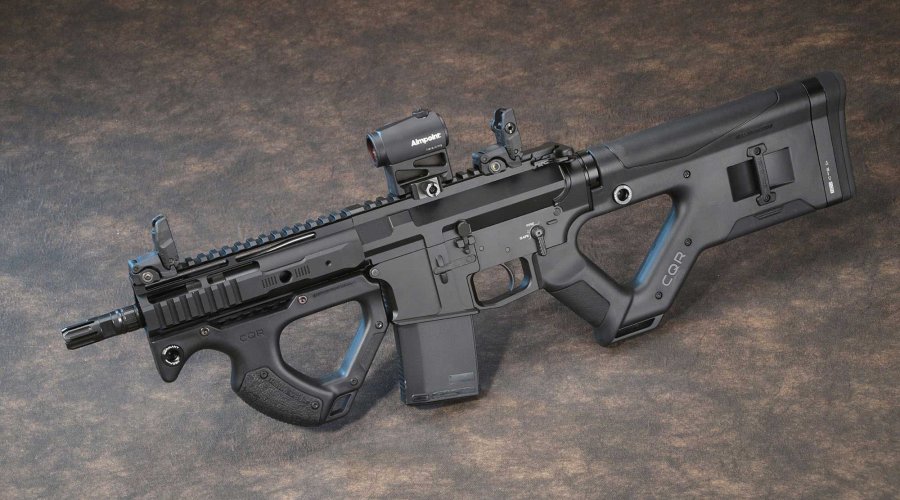 VISIER 4/2017 Hera Arms The 15th mit CQR-Anbauteilen in linker Seitenansicht auf marmoriertem Untergrund.