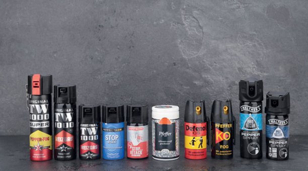 VISIER 6/2016 Reizgassprays mit Sprühnebel von verschiedenen Herstellern, zwischen 90 und 130 mm hoch und nebeneinander aufgestellt.