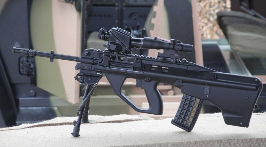 Thales F90 in linker Seitenansicht auf Zweibein auf dem Messestand.