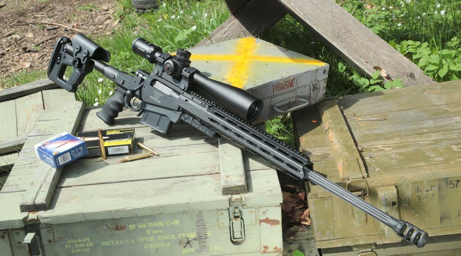 Ritter & Stark SX-1 MTR in rechter Seitenansicht auf Holzkisten.