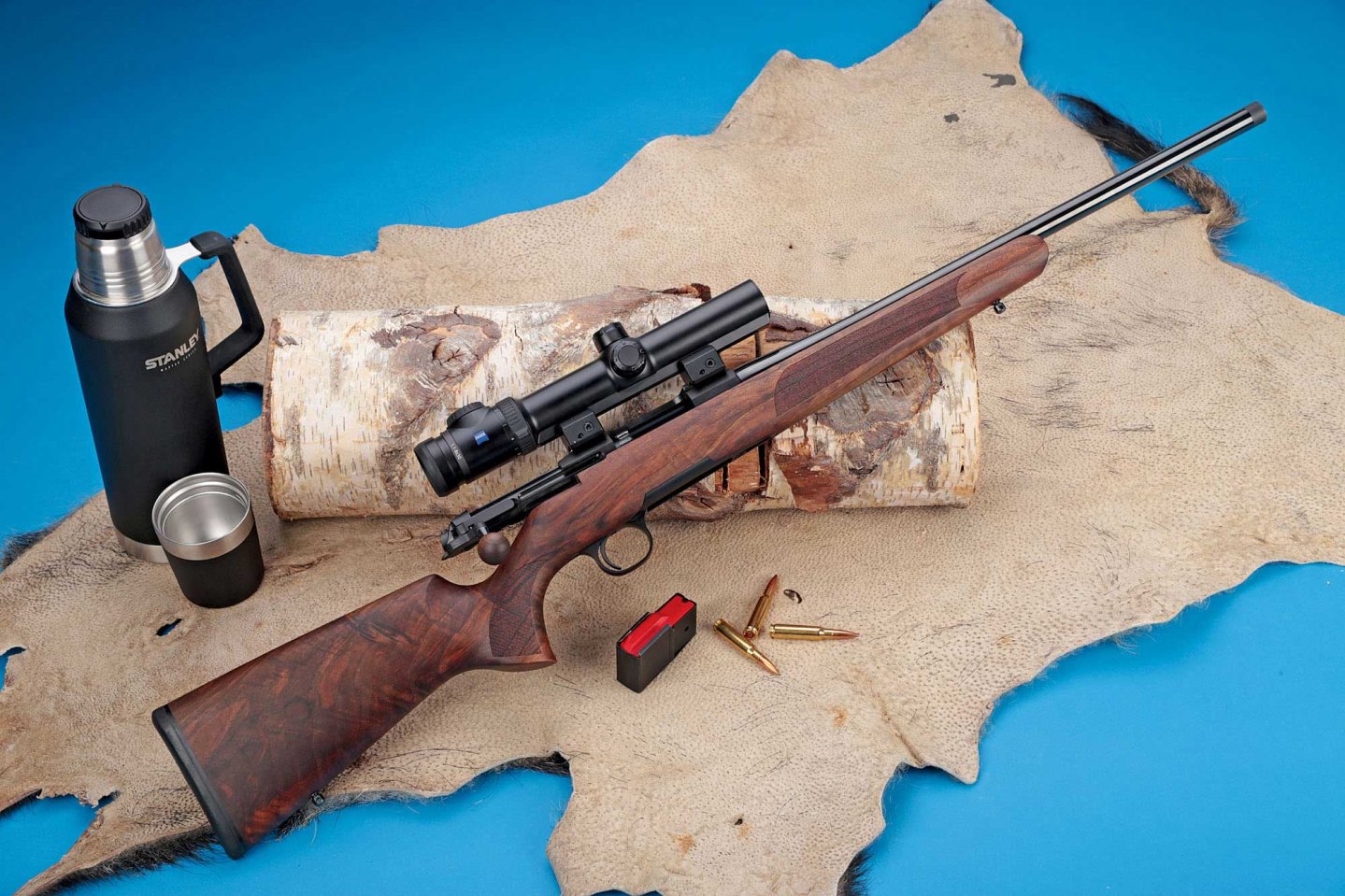 Steel Action HS in rechter Seitenansicht auf Holzscheit und Wildschweinfell.