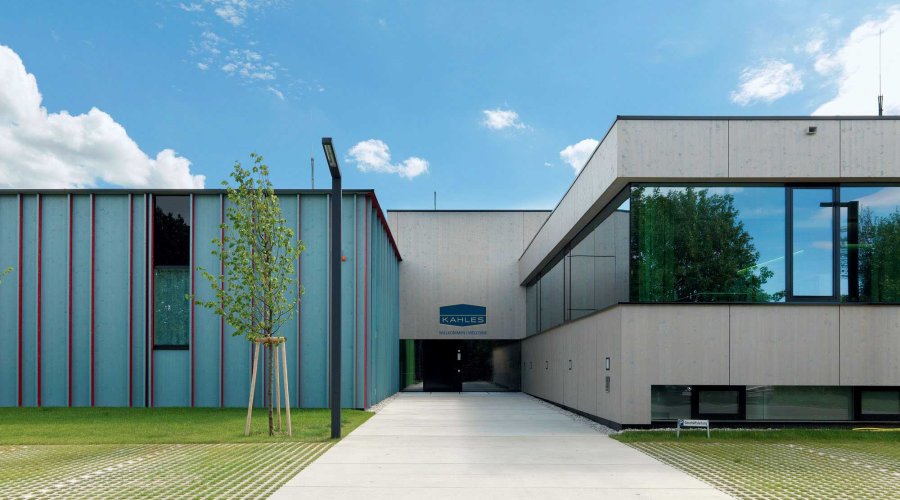 VISIER 11/2016: Das Kahles-Werk in Guntramsdorf, Österreich. Der Eingangsbereich des Kahles-Werks in Guntramsdorf.