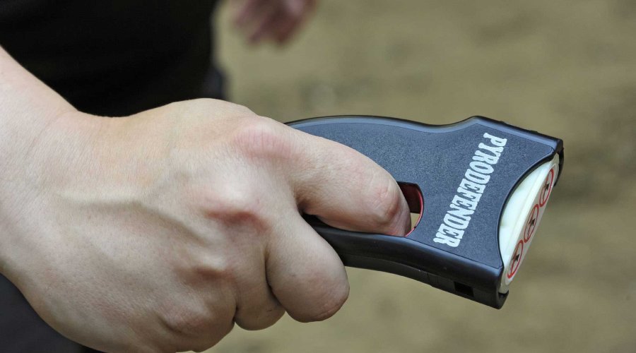 Finger am Abzug des Pyro-Defenders.