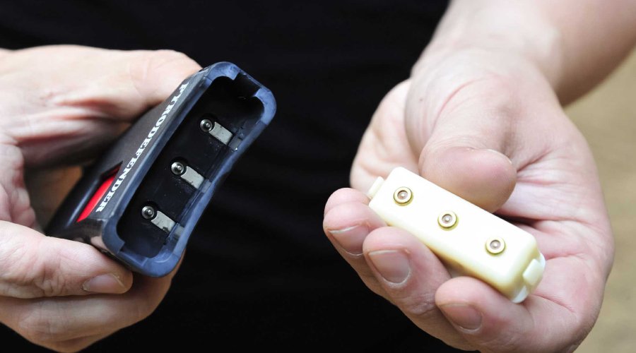 Ungeladener Pyro-Defender und Munition in Nahaufnahme.