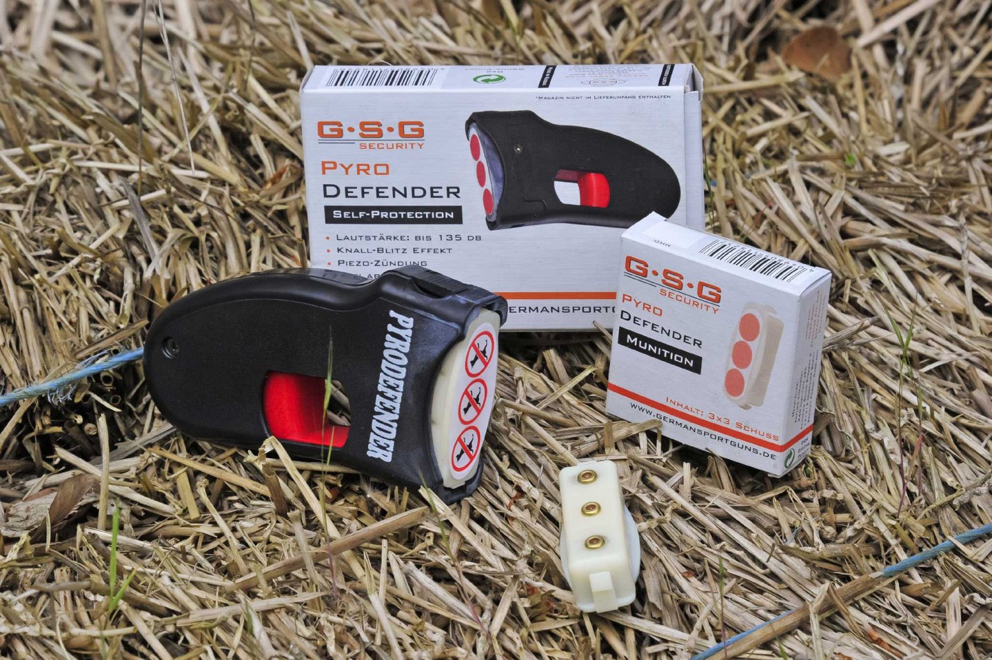 Pyro-Defender, Munition und die passenden Verpackungen im Stroh.