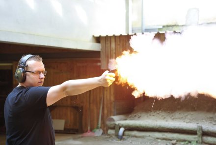 Das neue Selbstschutzgerät: GSG Pyro-Defender Schütze mit Gehörschutz und Schießbrille feuert den Pyro-Defender auf dem Schießstand ab.