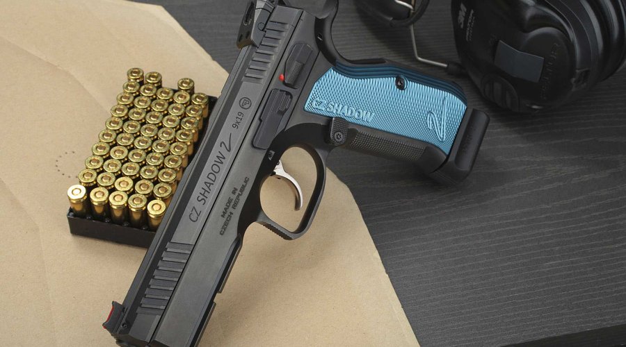 CZ Shadow 2 auf 9mm-Luger-Muntion auf Zielscheibe neben einem Gehörschutz.