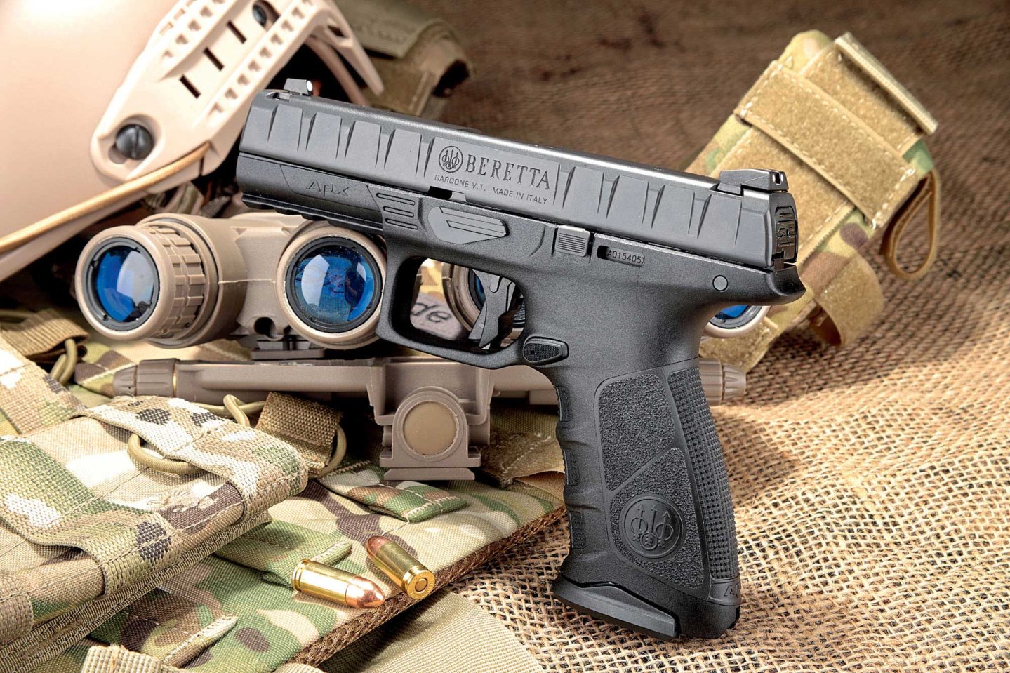 VISIER 8/2017 Beretta APX in linker Seitenansicht auf Nachtsichtgerät gestützt.