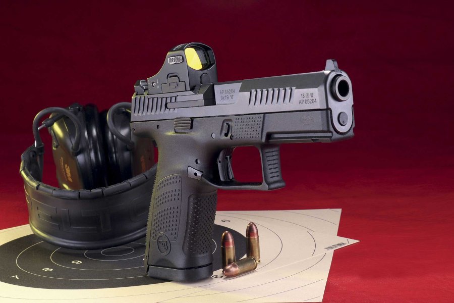 VISIER 3/2019 Ruger Precision Rifle in rechter Seitenansicht in der Natur.