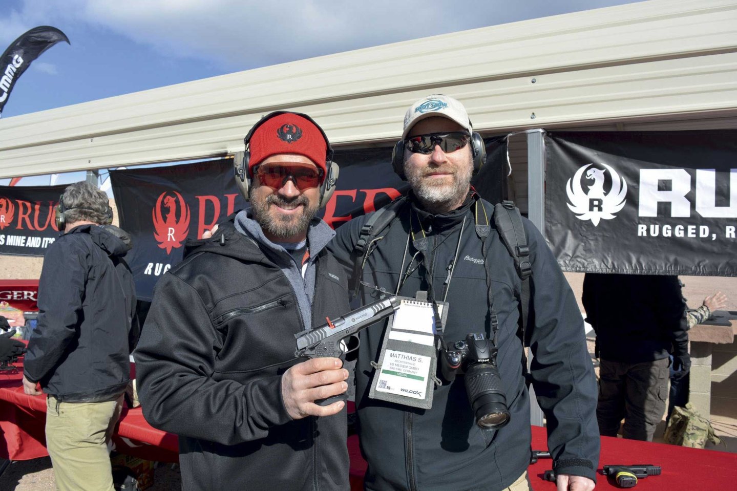 Revolver in rechter Seitenansicht an orange Feder gestützt.