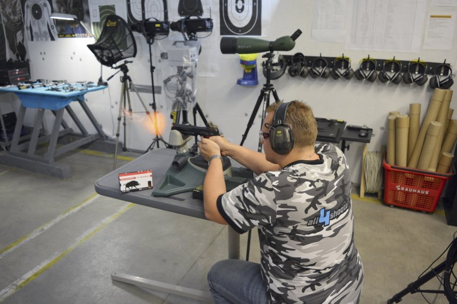 VISIER 12/2018 Ruger Precision Rifle in rechter Seitenansicht in der Natur.
