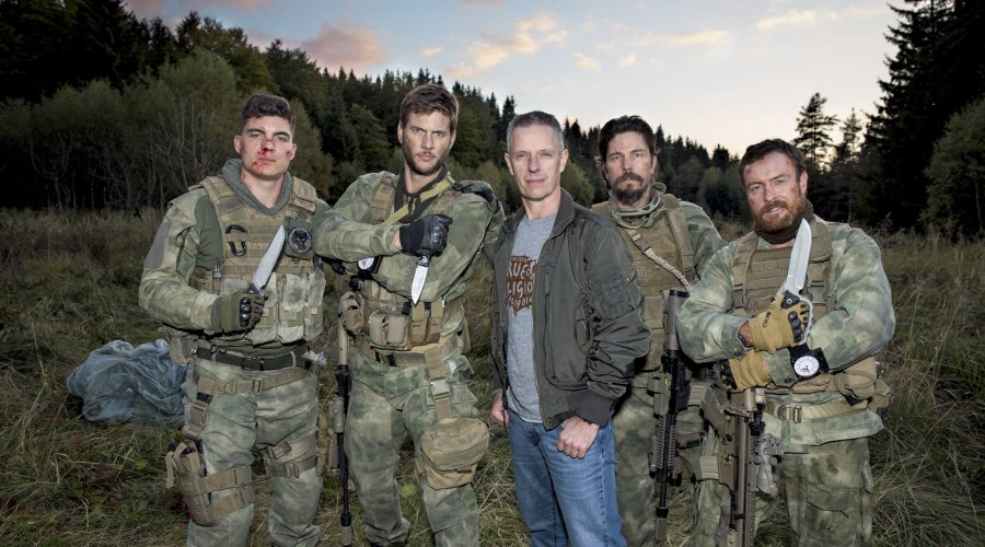 VISIER 12/2018 Die 4 Hauptdartsteller des Films Hunter Killer mit Dietmar Pohl in ihrer Mitte.
