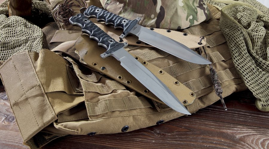 VISIER 12/2018 Oben das PohlForce MK5 und darunter das Filmmesser aus Gummi.