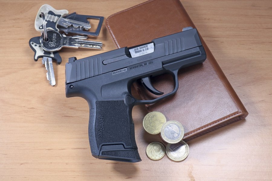 VISIER 12/2018 SIG Sauer P220 Hunter in linker Seitenansicht auf einem Stein liegend.
