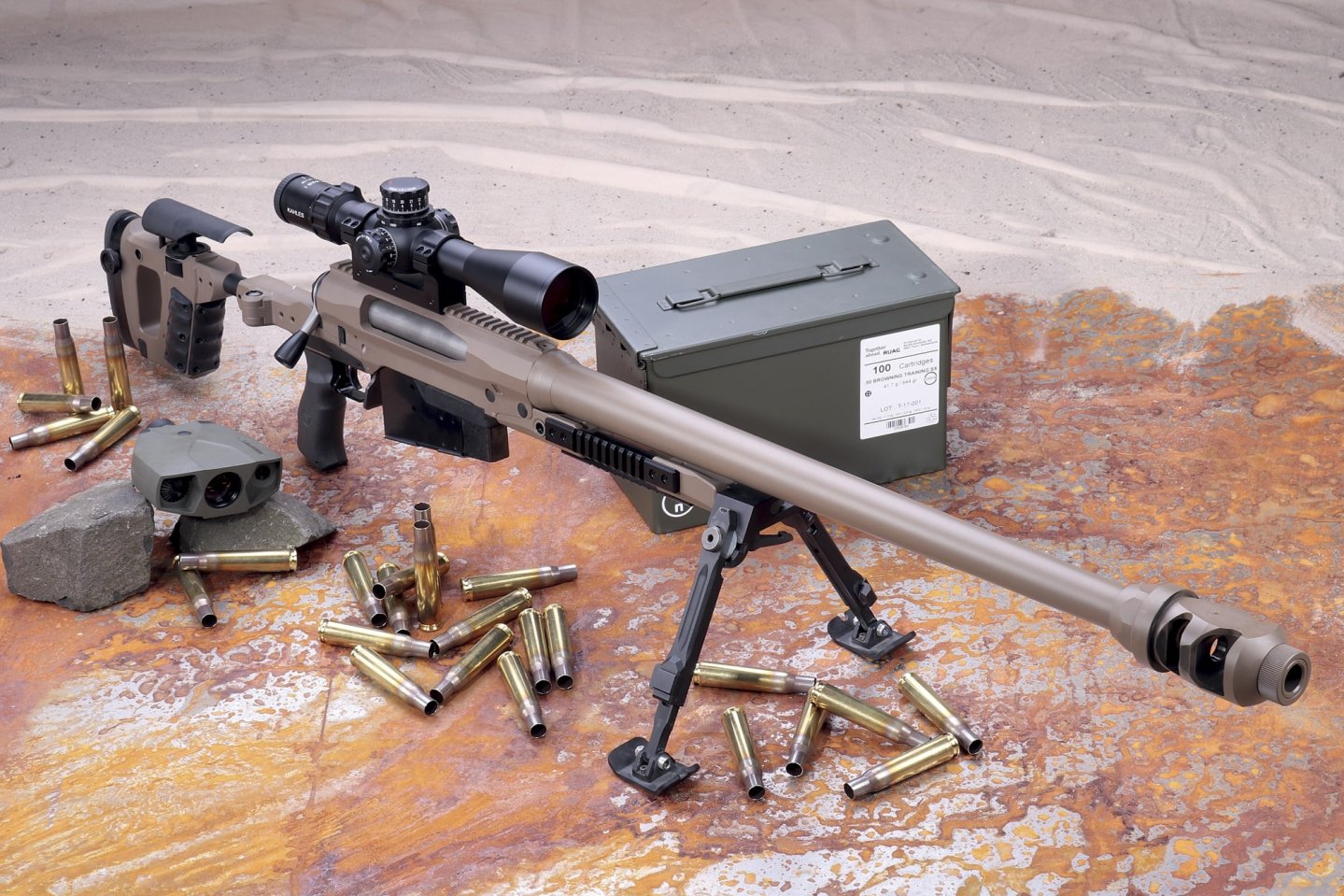 VISIER 12/2018 Revolver in rechter Seitenansicht an orange Feder gestützt.